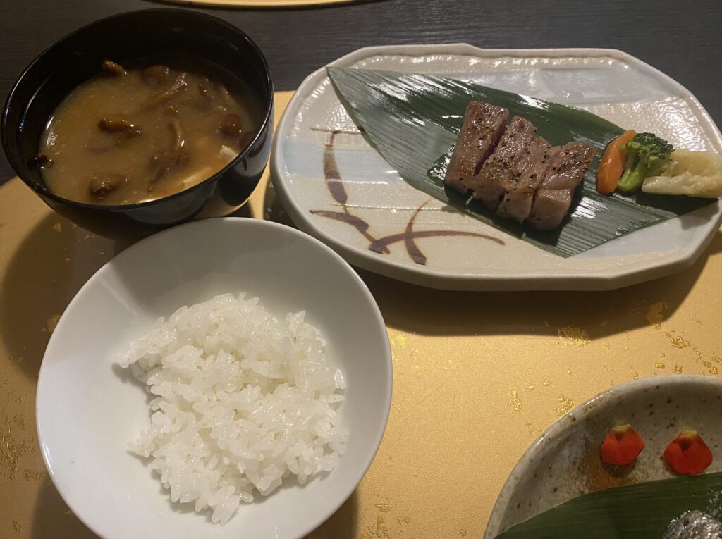 やなだ屋　夕食　ステーキとなめこ汁とご飯